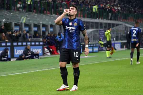 Inter Milan chiếm ngôi đầu Serie A