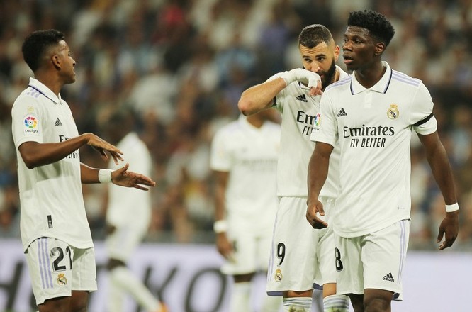 Tội đồ Benzema đá bay ngôi đầu của Real Madrid