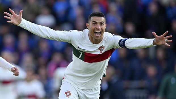 Ronaldo ghi bàn trong ngày cán mốc 200 trận đấu cho Bồ Đào Nha