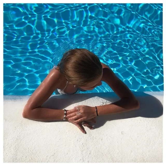 Nhan sắc ngọt ngào của bạn gái tiền đạo đang được MU săn đón