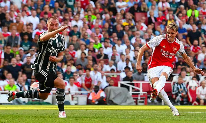 Thắng kịch tính M.U, Arsenal vào Top 5 Ngoại hạng Anh