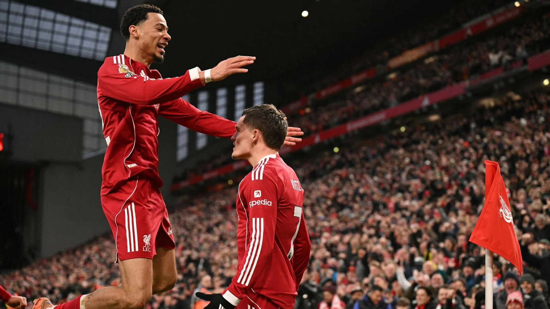 Liverpool thắng vất vả đội bét bảng