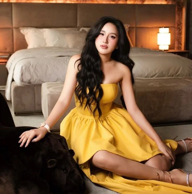 Mai Phương Thúy diện váy khoét sâu