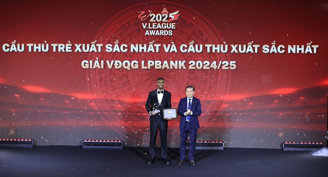 Tiền đạo Công an Hà Nội hay nhất V-League 2024/25