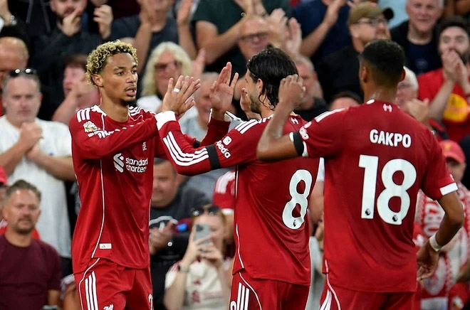 Lịch sử được viết nên trong ngày khai màn Premier League