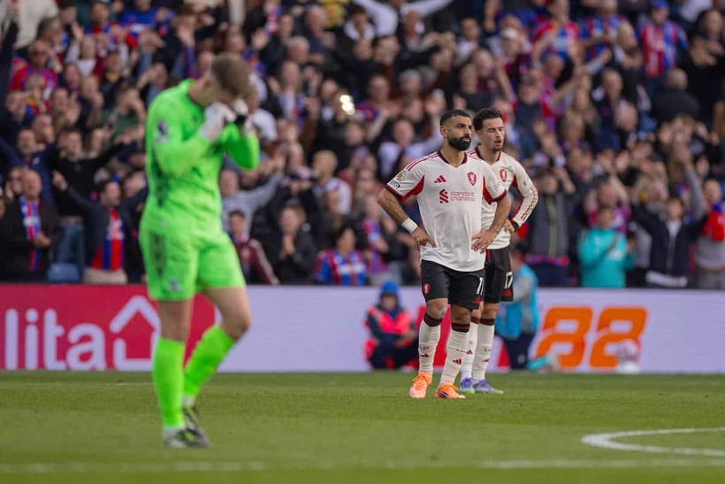 Premier League: Liverpool thua sốc, Manchester City thắng hủy diệt