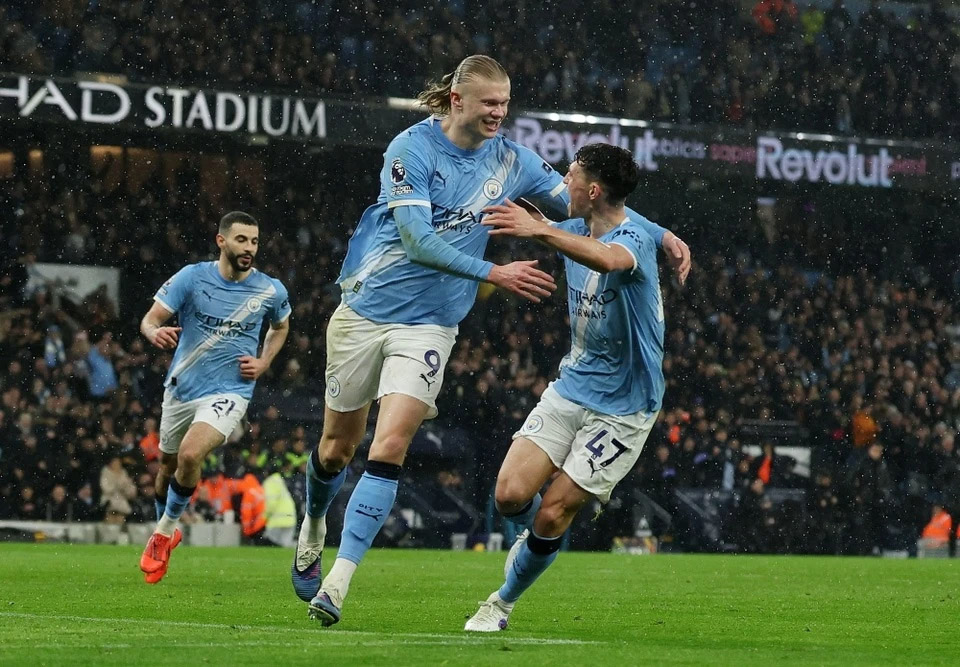 Haaland lập công, Man City áp sát Arsenal